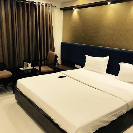 Hotel Comfort Bharuch Esterno foto