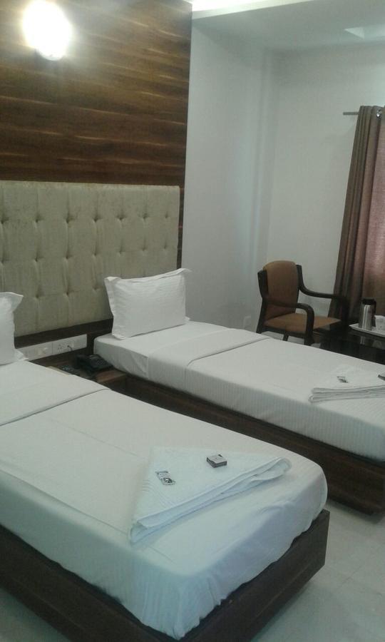 Hotel Comfort Bharuch Esterno foto