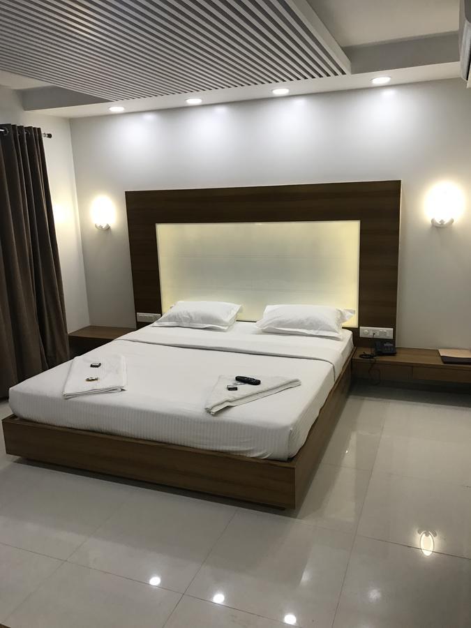Hotel Comfort Bharuch Esterno foto