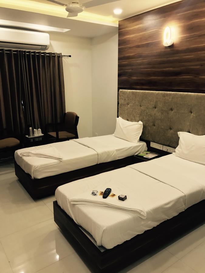 Hotel Comfort Bharuch Esterno foto